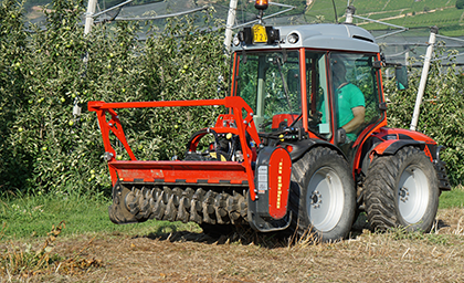 Le MICROFORST pto avec prise de force mécanique est l’ajout parfait à la gamme d’accessoires pour tracteurs de 35 à 50 CV; broie les arbustes et les plantes ligneuses jusqu’à 13 cm de diamètre.