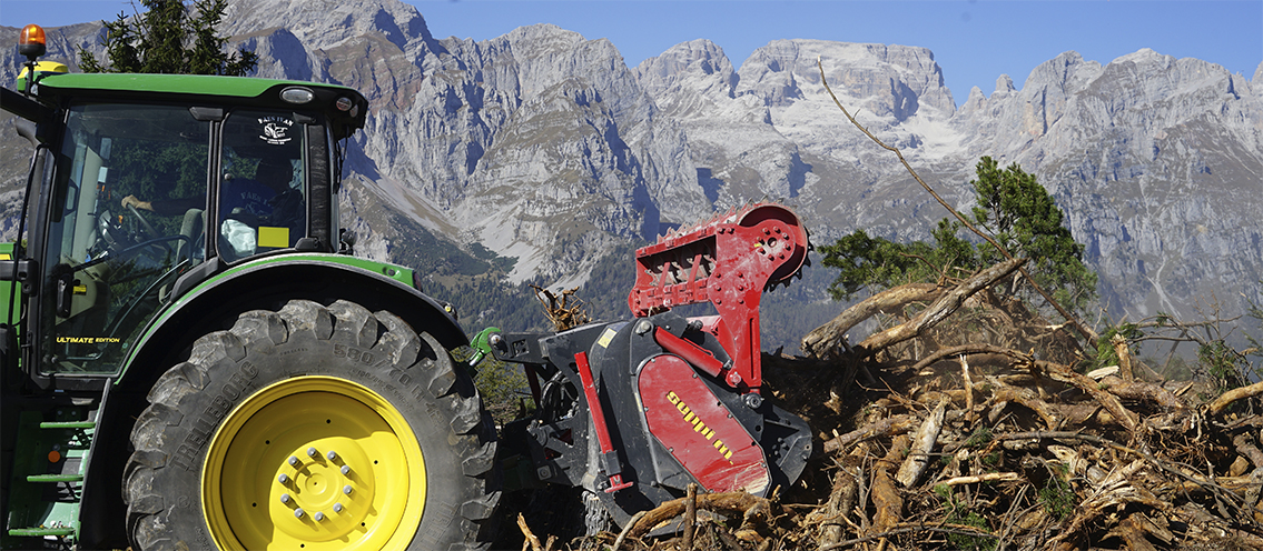 The MULTIFORST can crush stones up to 25 cm in diameter and mulch wood up to 40 cm, making it perfect for cleaning and ground preparation. With a working depth of up to 30 cm and more, this machine adapts to the specific needs of the terrain.