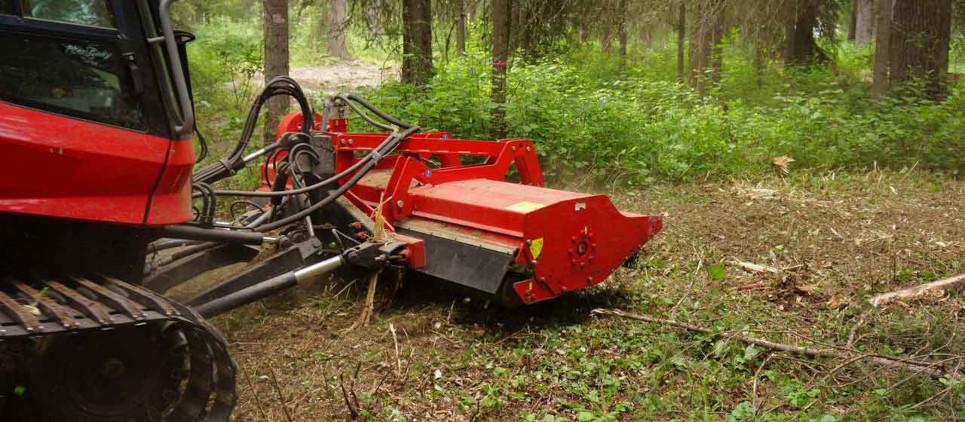 Broyage d’herbe et de bois de taille jusqu’à 11 cm Ø