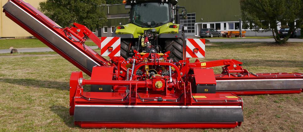 Three independent mulching mowers are trailed on a chassis with 2 wheels for up to 7m of working width