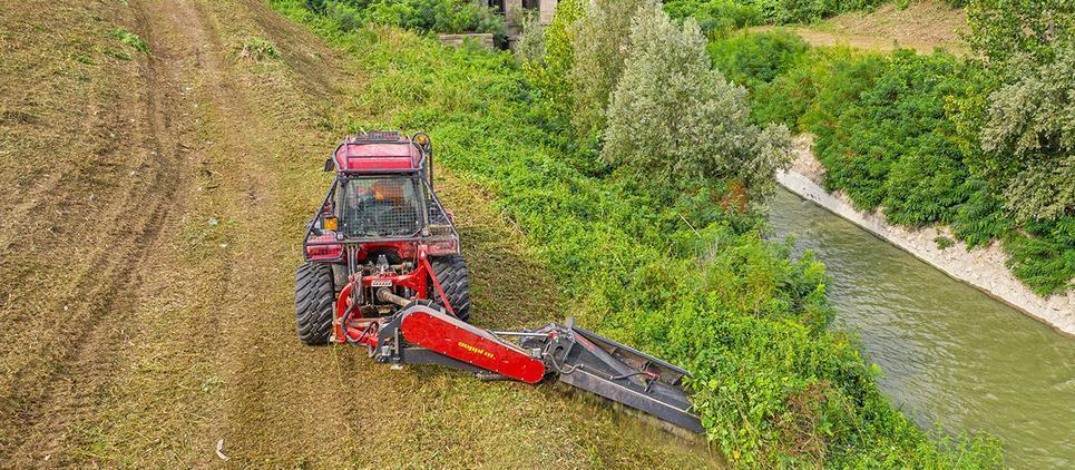 mulching mowers are trailed on a chassis with 2 wheels for up to 7m of working width