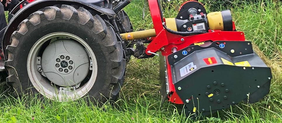 Reversibel und seitlich verschiebbar für Kompakttraktoren. Mulcht Gras und Reisig bis zu 5 cm Ø