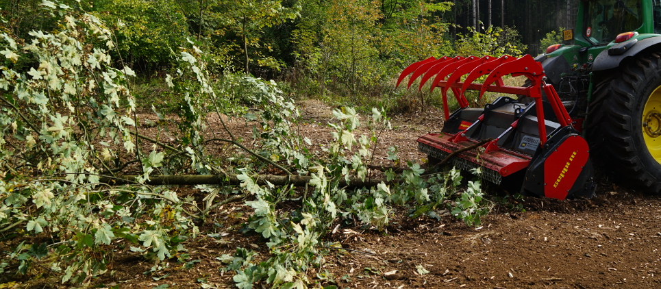 Forstwirtschaft: für die Pflege von Wäldern und Waldwegen, Strom- und Gasleitungen, für die Säuberung nach der Holzernte, für das Errichten von Brandschutzstreifen 