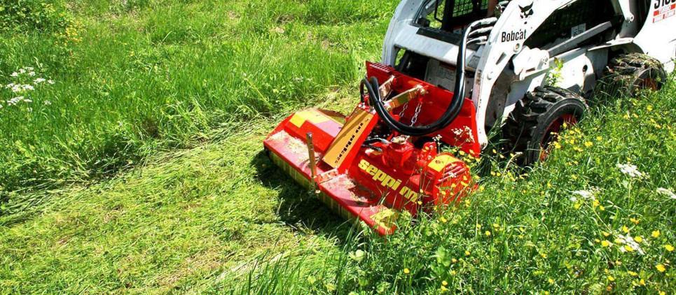 Cuidado profesional de áreas verdes con palas compactas.